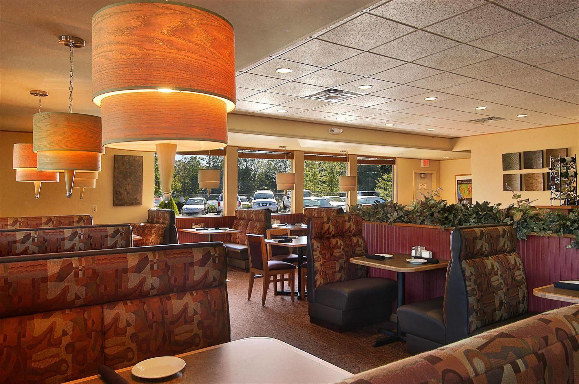 Hotel Red Lion Airport 3*
