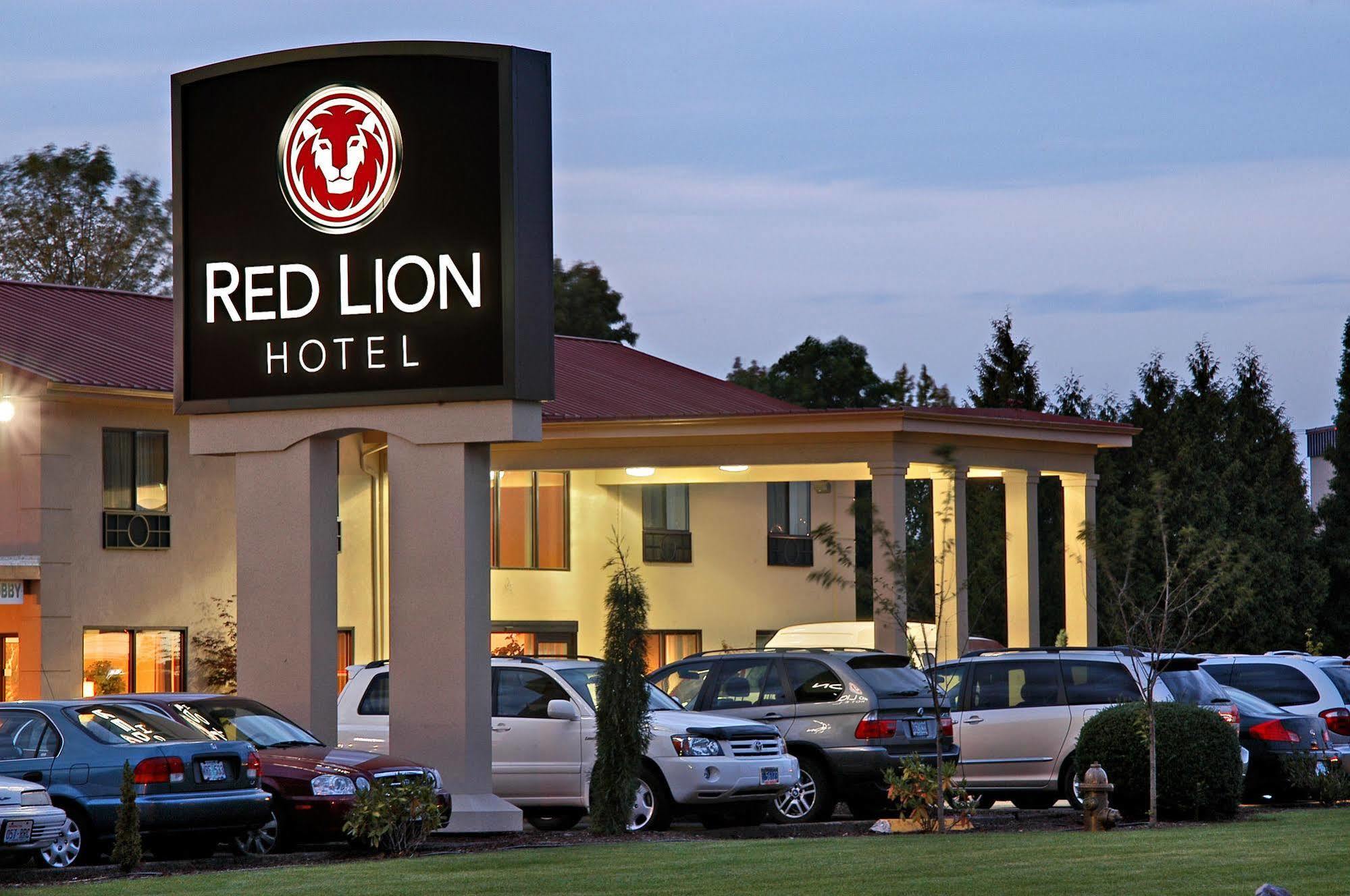 Red Lion Airport Hotel 3*